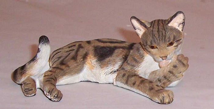 Country Artists Cat Lying on side - Brown Marble Tabby